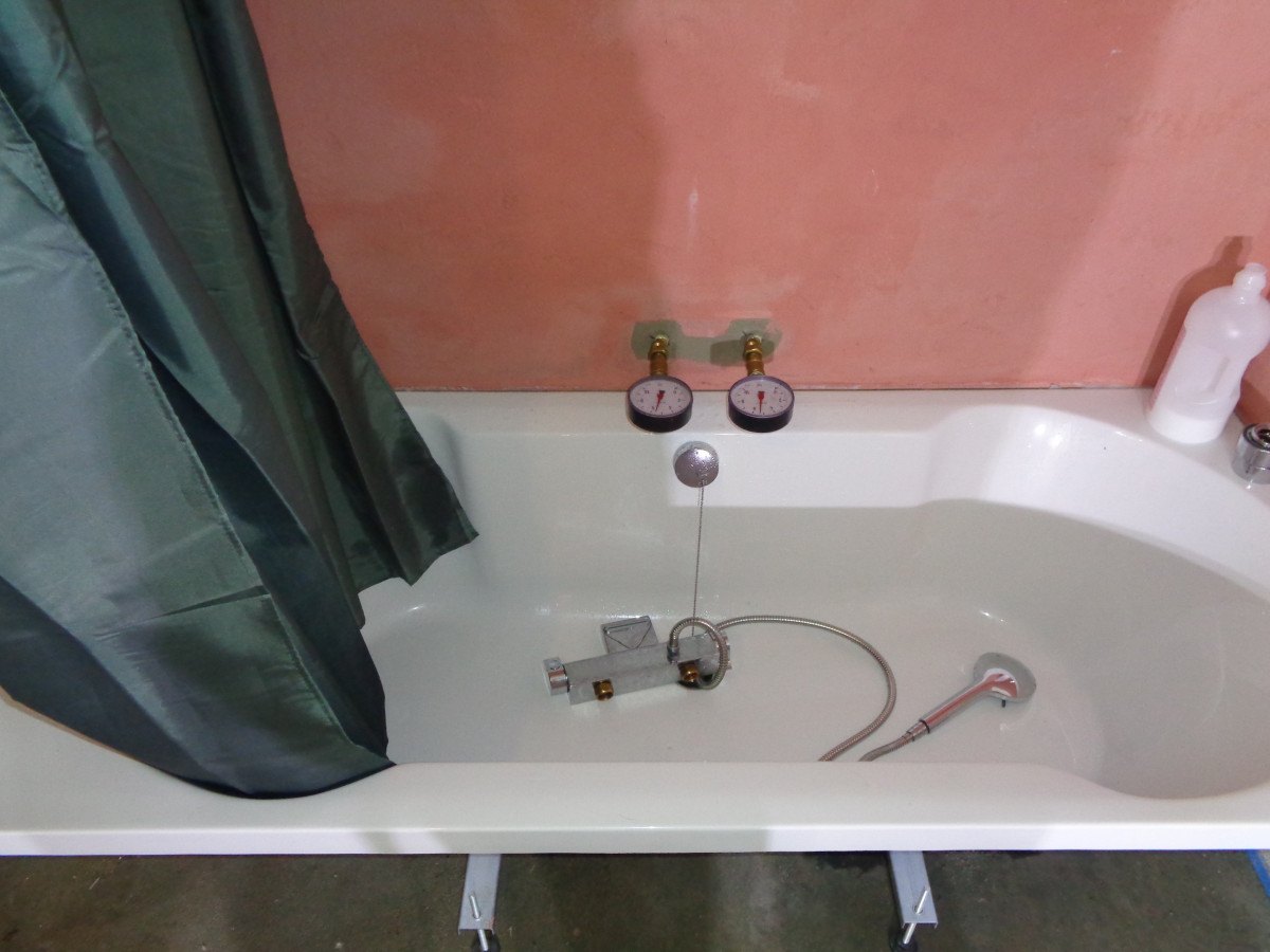 Fuite dans la salle de bain. Détection de fuite — free download